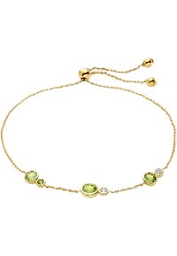 Guldarmband med fem runda inställningar: tre gröna ädelstenar och två klara stenar, justerbar kedja med pärlprydnader.