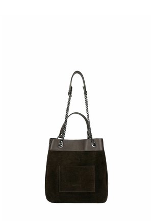 Sac fourre-tout en daim brun foncé avec des finitions en cuir, poche avant, poignées doubles en chaîne et bandoulière en cuir.
