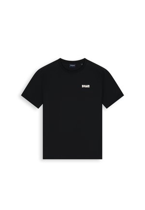 Zwarte t-shirt met korte mouwen en ronde hals met kleine witte "BALLIN STUDIO"-tekst gedrukt op de bovenste linkerkant van de borst.