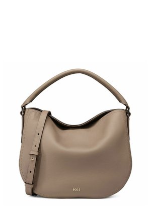 Taupefarbene Ledertasche mit einem einzelnen oberen Griff und verstellbarem Schulterriemen, versehen mit einem kleinen goldfarbenen "BOSS"-Logo auf der Vorderseite.