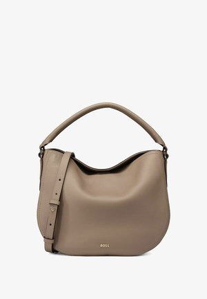 Sac à main en cuir taupe avec une anse supérieure unique et une bandoulière réglable, arborant un petit logo doré "BOSS" sur le devant.
