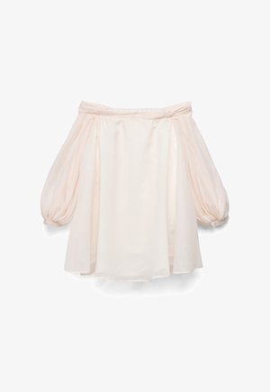 Off-shoulder lichtroze blouse met wijd uitlopende lange mouwen en elastische manchetten, gemaakt van doorschijnende, vloeiende stof.
