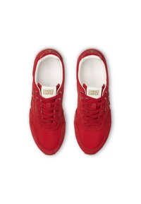 Sneakers rossi realizzati in pelle e camoscio con linguette imbottite, lacci e dettagli in tono oro che presentano il nome del marchio sulla linguetta.