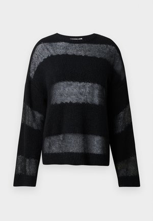 Sweater preto de malha com largas riscas cinzentas horizontais, gola redonda e mangas longas. Tecido texturizado, ajuste casual e estilo solto.