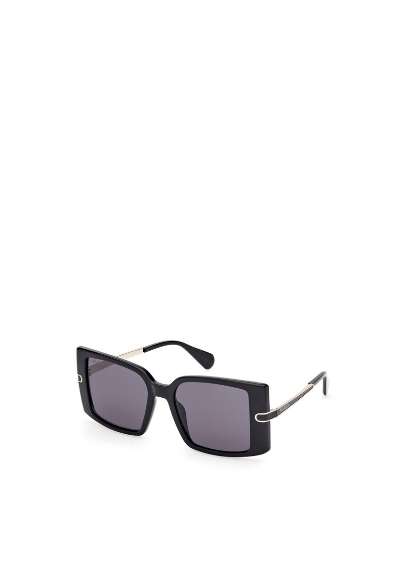 Ochelari de soare quadrati negri cu lentile întunecate, având un cadru lucios și accente metalice subțiri pe temples, evidențiind un design modern.
