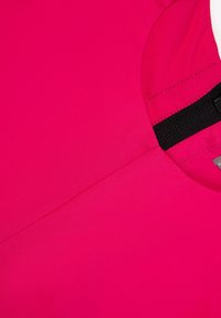 Fuchsiová tkanina s hladkým povrchem má kulatý výstřih a kontrastní černý elastický pásek. Šití je viditelné podél okrajů.