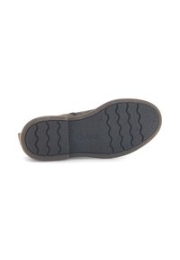 Zwarte rubberen zool met een golvende profielpatroon, met een bovenwerk van bruin suede met een gladde textuur en een reliëf merklogo.