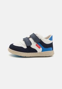 Baskets Velcro en blanc, marine et bleu. Composées de matériaux en daim et synthétiques avec une semelle en caoutchouc, un bout rond et une étiquette de marque.