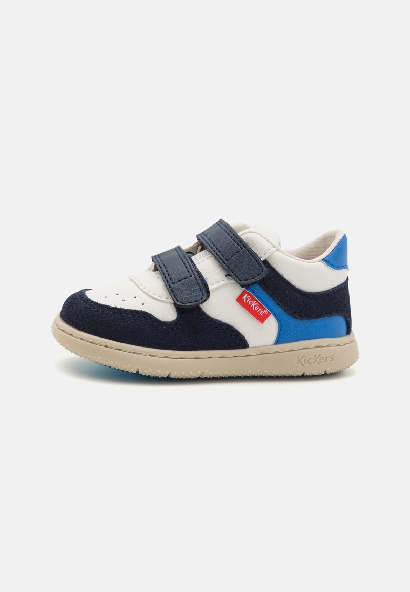 Baskets Velcro en blanc, marine et bleu. Composées de matériaux en daim et synthétiques avec une semelle en caoutchouc, un bout rond et une étiquette de marque.