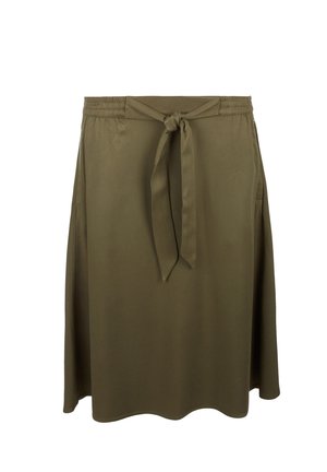 Spódnica oliwkowa do kolan z elastycznym pasem i materiałowym paskiem do wiązania z przodu, wykonana z gładkiego, lekkiego materiału.