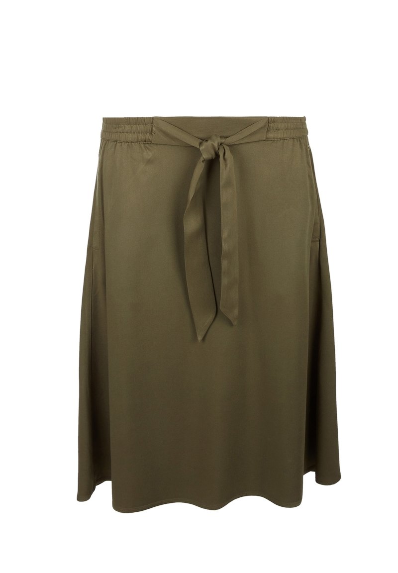 Jupe longueur genou de couleur vert olive avec taille élastique et ceinture nouée en tissu à l'avant, fabriquée en matériau lisse et léger.