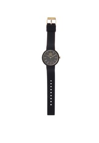 Reloj negro con una correa de goma texturizada, marcadores de hora dorados, una cara negra sencilla y herrajes dorados en la hebilla. Diseño de caja redonda.