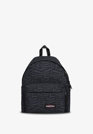 Mochila negra con un patrón geométrico texturizado, que presenta un bolsillo frontal con cremallera, asa en la parte superior y correas ajustables. Logo de la marca en la parte frontal.