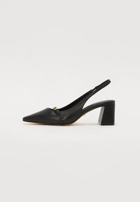 Must musta nahast slingback kontsaga kingad, millel on terav varvas, väike esi-rihm ja plokkkonts. Sile tekstuur koos kullatud detailidega.