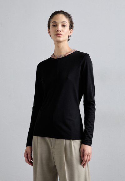 T-shirt noir à manches longues avec un col rond, arborant un col rayé multicolore. Le tissu semble lisse et ajusté.