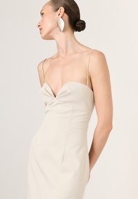LA MANIA GEORGINA - Společenské šaty - beige