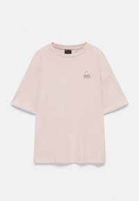 T-shirt oversize rose clair à manches courtes avec encolure ronde et petit motif de bicyclette sur la partie supérieure gauche de la poitrine.