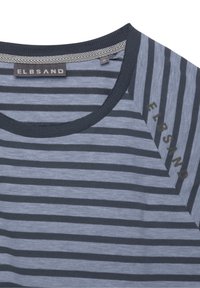 Randig T-shirt i marinblått och ljusgrått, med en ribbad rundhalsringning och en liten logodetalj i mörkgrått på sidan. Tillverkad av bomull.