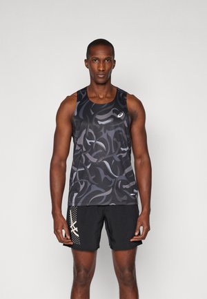 Camiseta atlética sin mangas con un oscuro patrón abstracto, hecha de tela que absorbe la humedad. Combinada con pantalones cortos negros y acentos con puntos.