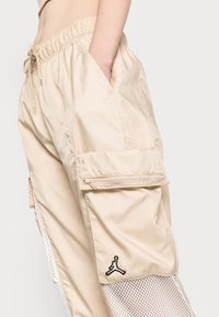 Jordan W J ESSEN UTILITY - Calças cargo - sanddrift