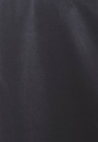 Tecido azul marinho escuro com uma textura suave e ligeiramente refletiva, apresentando variações subtis de tonalidade na superfície.