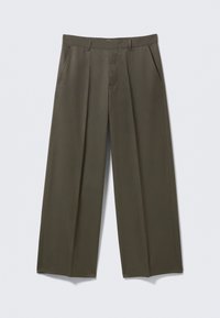 Pantalons évasés en vert olive, fabriqués en tissu lisse. Dotés de poches avant, d'un devant plat et de plis cousus pour une structure.