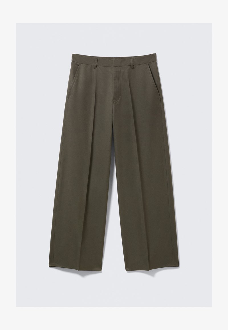 Pantalons évasés en vert olive, fabriqués en tissu lisse. Dotés de poches avant, d'un devant plat et de plis cousus pour une structure.