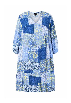 Løs knælang kjole med trekvartærmer, lapværksmønster i blå, gul og hvid med blomstermotiver og geometriske mønstre.