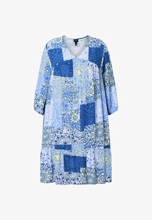 Løs knælang kjole med trekvartærmer, lapværksmønster i blå, gul og hvid med blomstermotiver og geometriske mønstre.