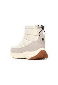 Botas tobilleras acolchadas beige con textura suave, exterior acolchado y acentos grises. Cuentan con una lengüeta y suela de goma para mayor tracción.