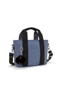 Borsa in tessuto blu con manici neri, tracolla regolabile e portachiavi in peluche nero attaccato davanti.