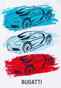 Tre illustrazioni stilizzate di auto Bugatti in blu, azzurro e rosso, su uno sfondo bianco. Testo "BUGATTI" in basso.