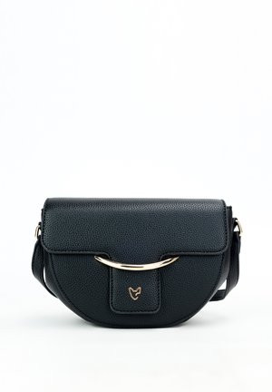 Borsa a tracolla nera in pelle con finitura testurizzata, accentata in metallo dorato e chiusura con pattina. Presenta una base arrotondata e una tracolla regolabile.