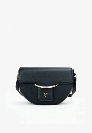 Černá kožená crossbody taška s texturovaným povrchem, zlatým kovovým akcentem a klopovým zapínáním. Má zakřivené dno a nastavitelný popruh.