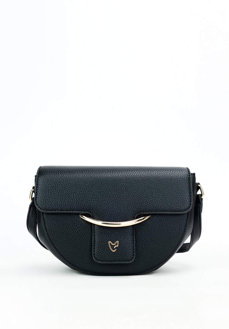 Černá kožená crossbody taška s texturovaným povrchem, zlatým kovovým akcentem a klopovým zapínáním. Má zakřivené dno a nastavitelný popruh.