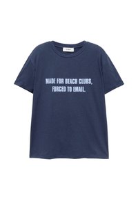 Tamno plava pamučna majica s kratkim rukavima i okruglim izrezom. Na prednjoj strani se nalazi bijeli tekst: "NAPRAVLJENA ZA PLAŽNE KLUBOVE, PRINUDNA DA ŠALJEM E-MAIL."