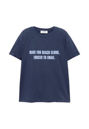 Laivansinis puuvillainen t-paita lyhyillä hihoilla ja pyöreällä kaula-aukolla. Edessä on valkoinen teksti: "MADE FOR BEACH CLUBS, FORCED TO EMAIL."