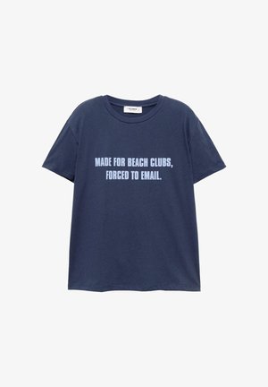 Laivansinis puuvillainen t-paita lyhyillä hihoilla ja pyöreällä kaula-aukolla. Edessä on valkoinen teksti: "MADE FOR BEACH CLUBS, FORCED TO EMAIL."