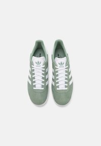 adidas Originals GAZELLE - Sportcipő - silver green/footwear white/core black