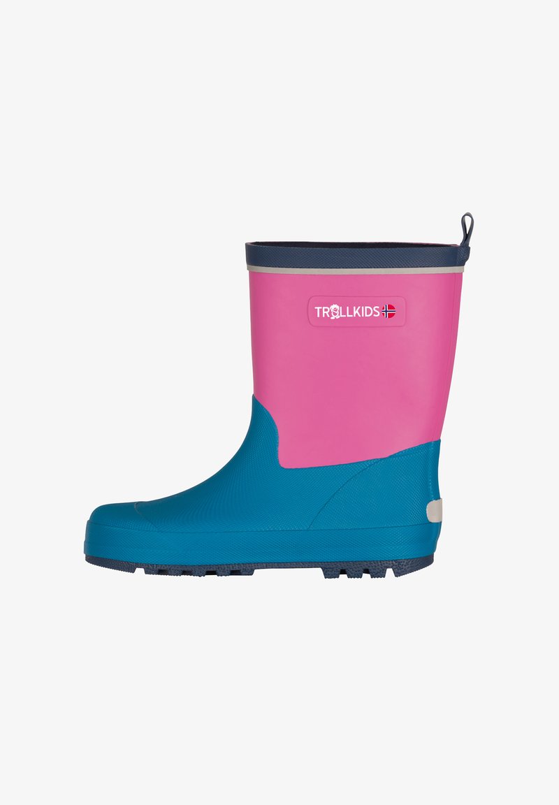 Botte de pluie en caoutchouc pour enfant, rose et bleue avec un bord de couleur marine et une languette de tirage, marquée "TROLLKIDS" et un logo du drapeau norvégien.