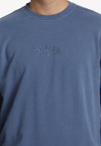 Felpa blu in tessuto misto cotone, con scollatura a girocollo e logo ricamato "BULLAGI" in cucitura tonale sul petto.