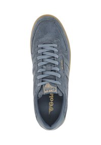 Sneaker grigio in suede con punta arrotondata, lacci piatti e dettagli blu chiaro. Presenta piccole perforazioni e una suola in gomma con branding dorato.