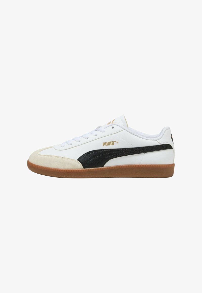 Vit sneaker med svarta detaljer, mockatå, gummisula och guldtryck. Klassisk låg modell med snörclosure.