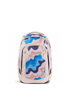 Hellrosa Rucksack mit wellenförmigen, abstrakten Mustern in Blau, Lila und Pfirsich, mit mehreren Fächern und gepolsterten Schultergurten.