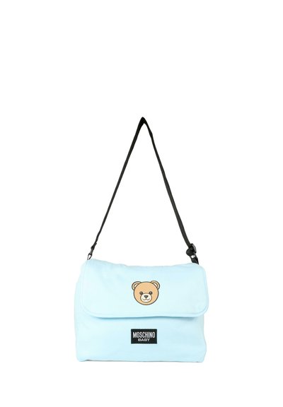 Borsa a spalla di tessuto azzurro chiaro con patta, caratterizzata da una grafica di un orso e tracolla nera regolabile. Include un'etichetta logo nera.