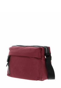 Borsa a tracolla bordeaux realizzata in tessuto liscio, dotata di chiusura con zip, tasca frontale e tracolla nera regolabile.