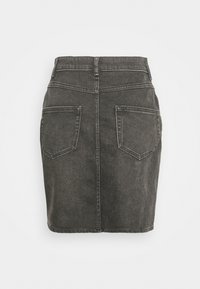 Saia de ganga preta com um design ajustado, dois bolsos traseiros e costura visível. A bainha é reta e apresenta uma ligeira textura.