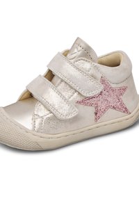 Zapato metálico beige para niño pequeño con dos correas de velcro y una estrella brillante rosa en el costado, suela de goma con puntera texturizada.