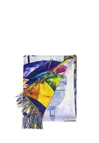 Coperta multicolore con bordi frangiati e texture, caratterizzata da vivaci motivi in viola, giallo, verde e blu su uno sfondo bianco.