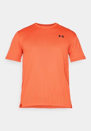 Camiseta deportiva naranja de manga corta, que presenta un patrón texturizado de líneas verticales y diagonales y un logotipo negro en la parte superior izquierda.